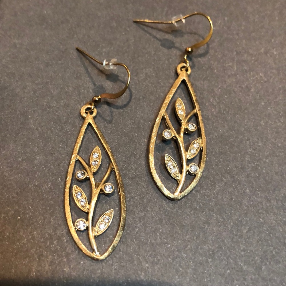 Gold leaves and CZ teardrop earrings 🍃✨